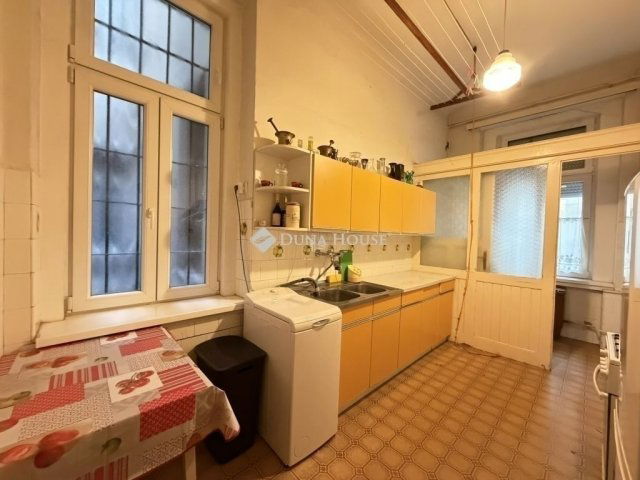 Eladó téglalakás, Budapesten, VI. kerületben 64.9 M Ft, 1 szobás