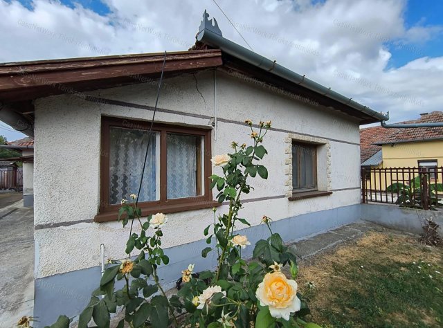 Eladó családi ház, Fegyverneken 13.5 M Ft, 2 szobás