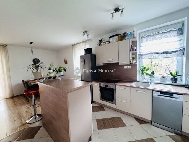 Eladó téglalakás, Pécsett 65.9 M Ft, 3 szobás