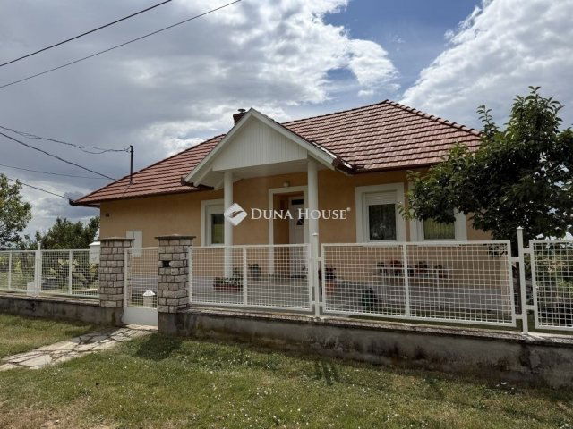 Eladó családi ház, Pécsett 115 M Ft, 4 szobás