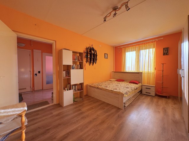 Eladó panellakás, Pécsett 36.9 M Ft, 1+1 szobás