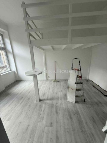 Eladó téglalakás, Budapesten, VI. kerületben 47.9 M Ft, 1 szobás