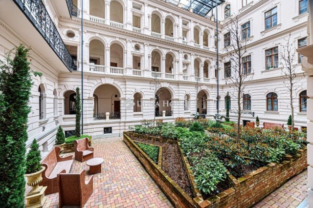 Eladó téglalakás, Budapesten, VI. kerületben 395 M Ft, 2 szobás