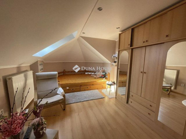 Eladó családi ház, Hartán 199 M Ft, 7 szobás