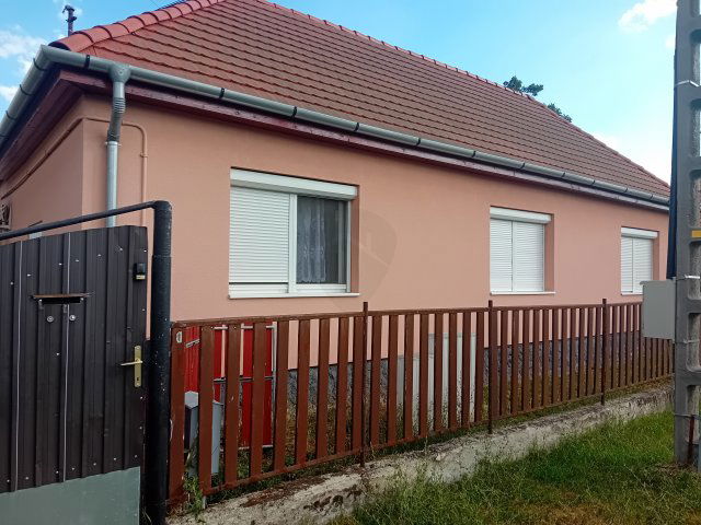 Eladó családi ház, Lőrinciben 42 M Ft, 3 szobás
