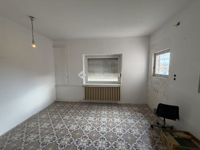 Eladó családi ház, Tápiószecsőn 69.4 M Ft, 8 szobás