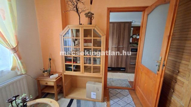 Kiadó családi ház, albérlet, Pécsett, Vöröskő utcában