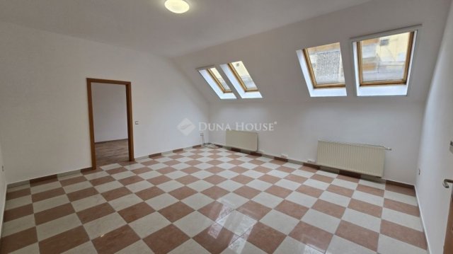Eladó téglalakás, Veszprémben 70 M Ft, 2 szobás