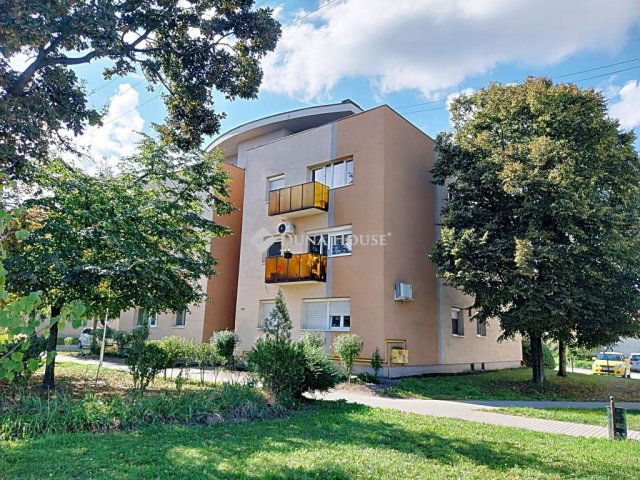 Eladó téglalakás, Komáromban 42 M Ft, 3 szobás