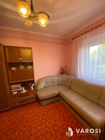 Eladó családi ház, Komáromban 62 M Ft, 4 szobás