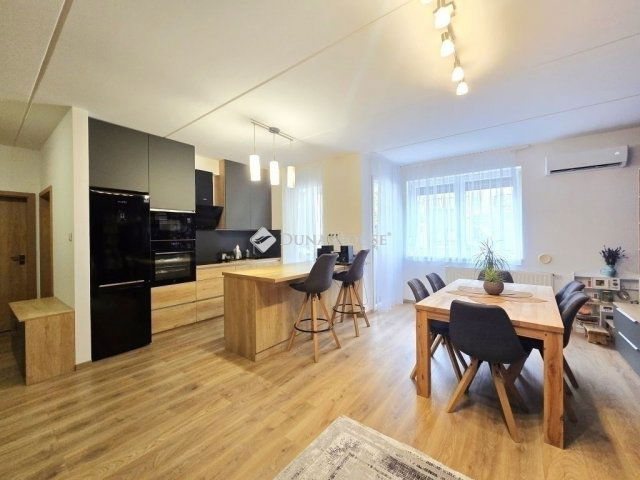 Eladó téglalakás, Pécsett 61.9 M Ft, 2 szobás