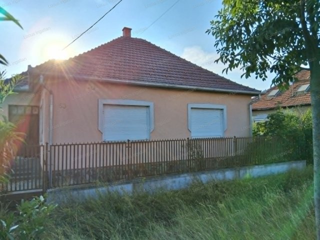 Eladó családi ház, Újszászon 26.5 M Ft, 2+1 szobás