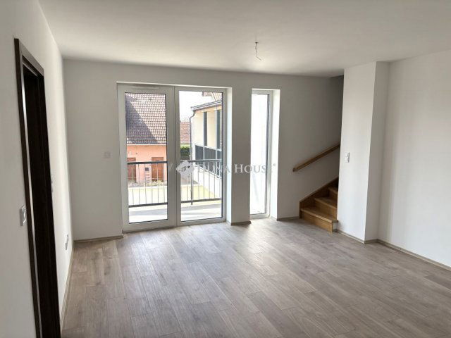 Eladó téglalakás, Esztergomban 94.4 M Ft, 4 szobás