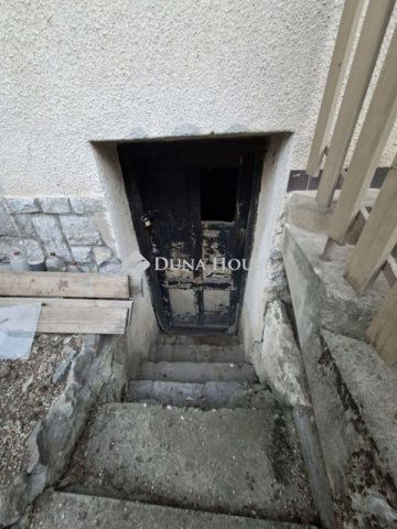Eladó téglalakás, Pécsett 46.5 M Ft, 4 szobás