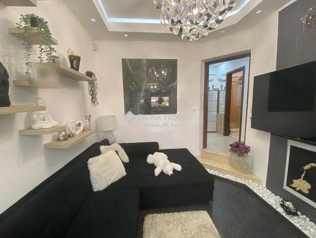 Eladó ikerház, Dunakeszin 178 M Ft, 6 szobás