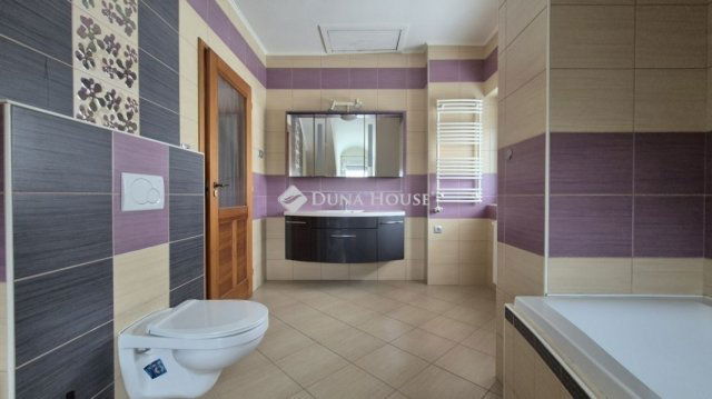 Eladó családi ház, Kecskeméten 159 M Ft, 6 szobás