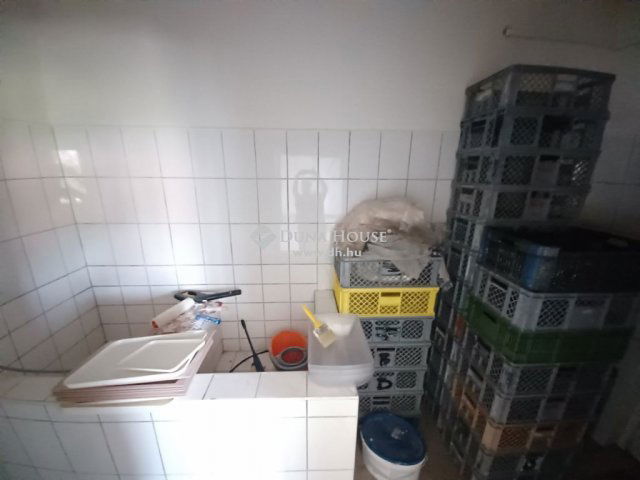 Eladó családi ház, Mendén 179.9 M Ft, 11 szobás