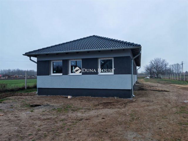 Eladó ikerház, Pilisen 34.5 M Ft, 2 szobás / költözzbe.hu