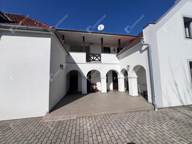 Eladó téglalakás, Hegykőn 199 M Ft, 10 szobás