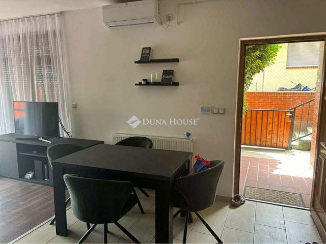 Eladó téglalakás, Pécsett 59.9 M Ft, 2 szobás