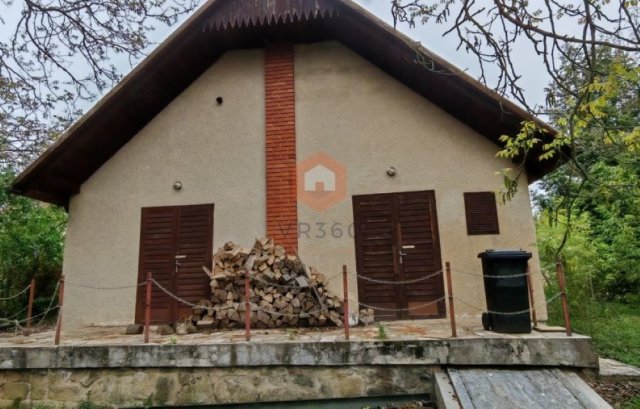 Eladó családi ház, Pécsett 16.5 M Ft, 2 szobás