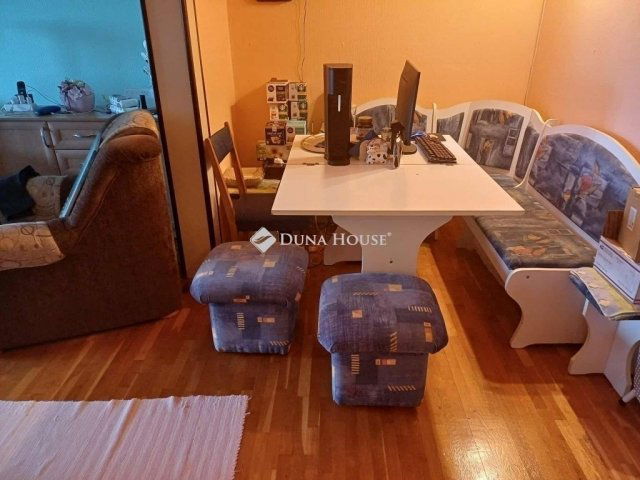 Eladó panellakás, Veszprémben 42 M Ft, 2 szobás