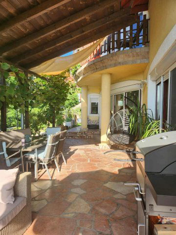 Eladó családi ház, Pécsett, Kun utcában 199900 M Ft, 8 szobás