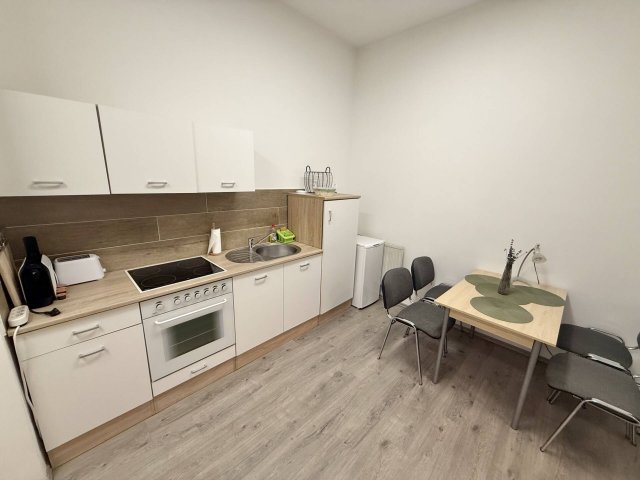 Kiadó téglalakás, albérlet, Pécsett 240 E Ft / hó, 1 szobás