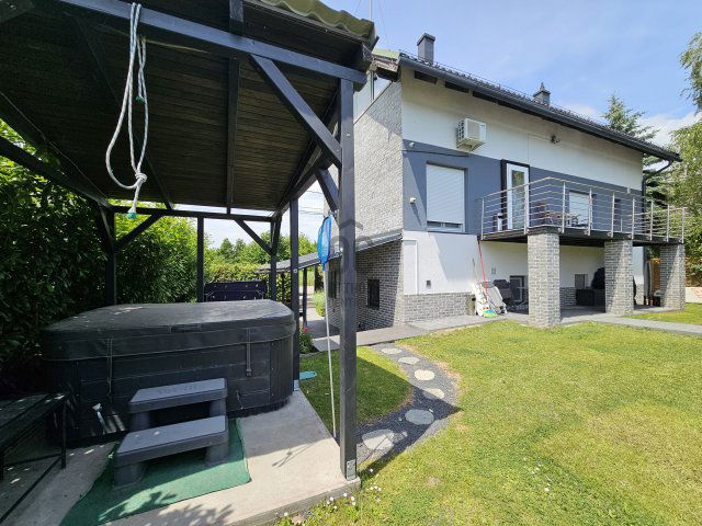 Eladó nyaraló, Szigetszentmártonban 149.9 M Ft, 5 szobás