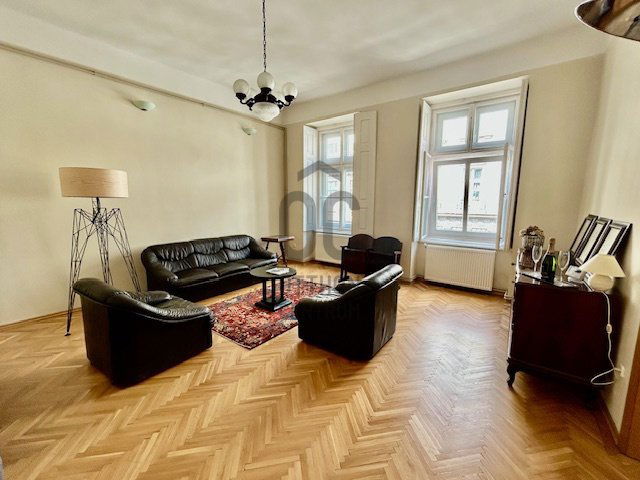 Eladó téglalakás, Budapesten, VI. kerületben 135 M Ft, 2 szobás