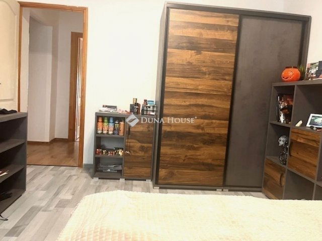 Eladó panellakás, Pécsett 55.9 M Ft, 4 szobás