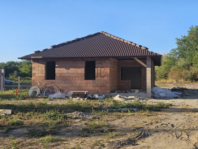 Eladó ikerház, Kiskunlacházán 82 M Ft, 4 szobás