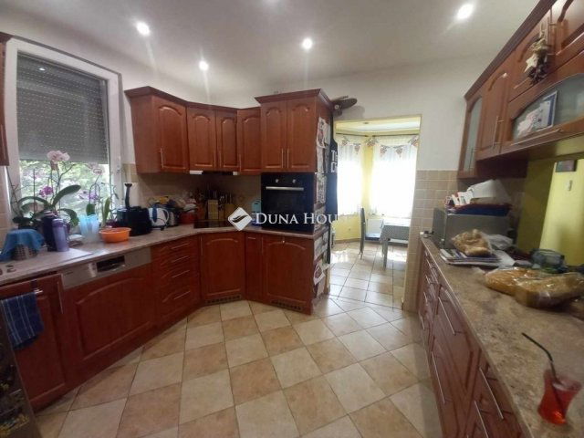 Eladó családi ház, Vecsésen 198.9 M Ft, 6 szobás