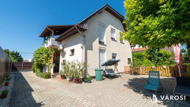 Eladó családi ház, Siófokon 99.9 M Ft, 9 szobás