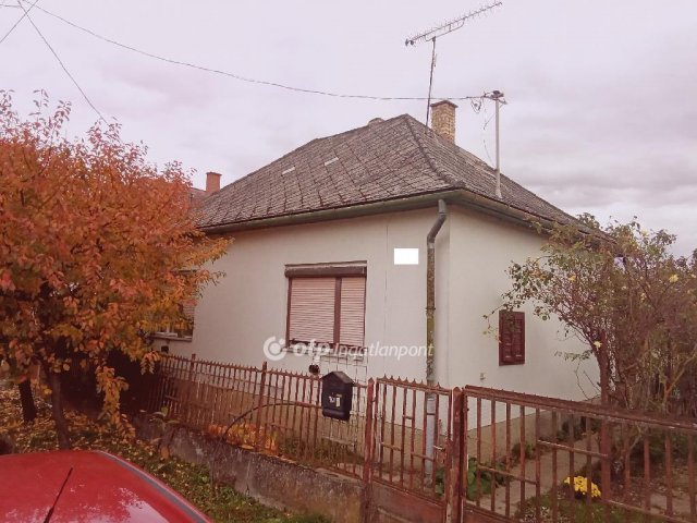 Eladó családi ház, Tarpán 30 M Ft, 2 szobás