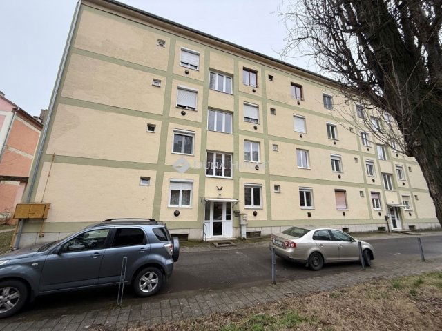 Eladó téglalakás, Pécsett 29.5 M Ft, 2 szobás