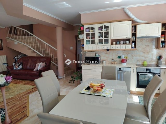 Eladó téglalakás, Székesfehérvárott 108 M Ft, 3 szobás