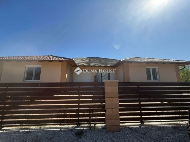 Eladó ikerház, Nagytarcsán 133.7 M Ft, 4 szobás