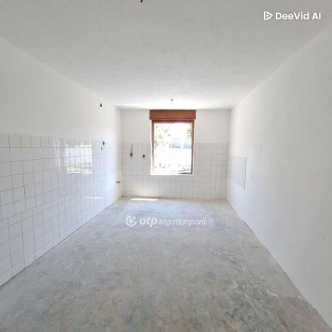 Eladó családi ház, Hosszúhetényen 32.9 M Ft, 4 szobás
