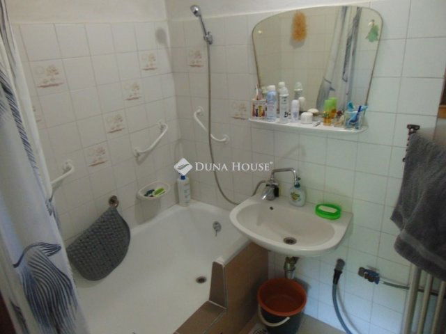 Eladó családi ház, Pécsett 84.9 M Ft, 4 szobás