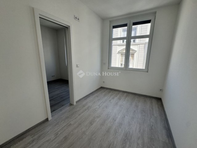 Eladó téglalakás, Budapesten, VI. kerületben 79.9 M Ft, 2 szobás
