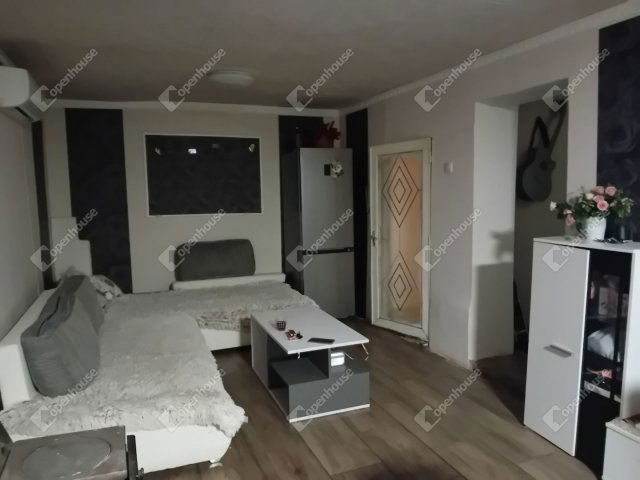 Eladó családi ház, Tatabányán 16.2 M Ft, 2 szobás