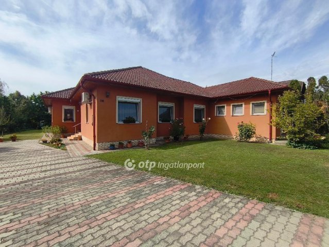 Eladó családi ház, Kápolnásnyéken 159.9 M Ft, 4 szobás