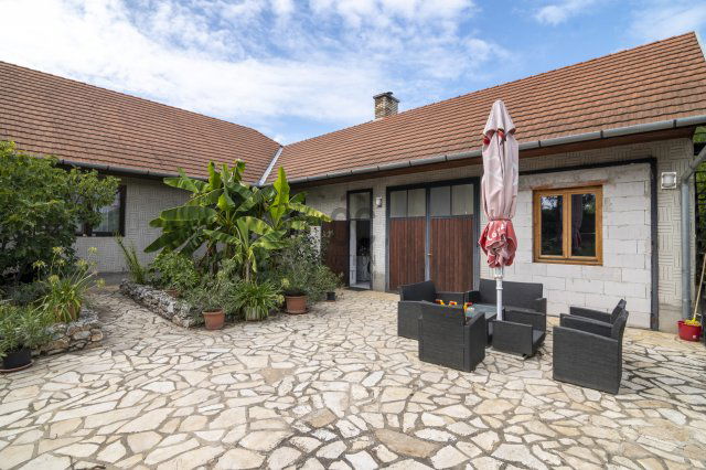 Eladó családi ház, Dánszentmiklóson 88.8 M Ft, 5 szobás