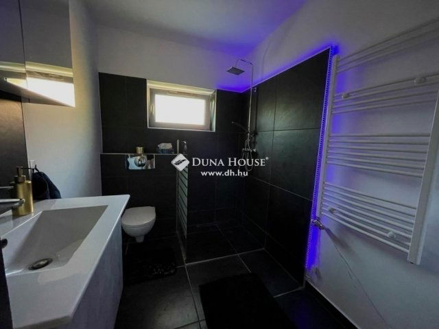 Eladó családi ház, Pécsett 109 M Ft, 6 szobás