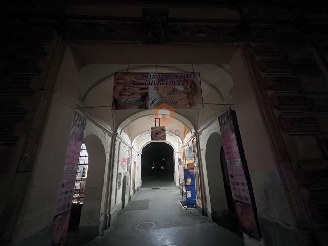 Eladó üzlethelyiség, Pécsett, Rákóczi úton 16.5 M Ft