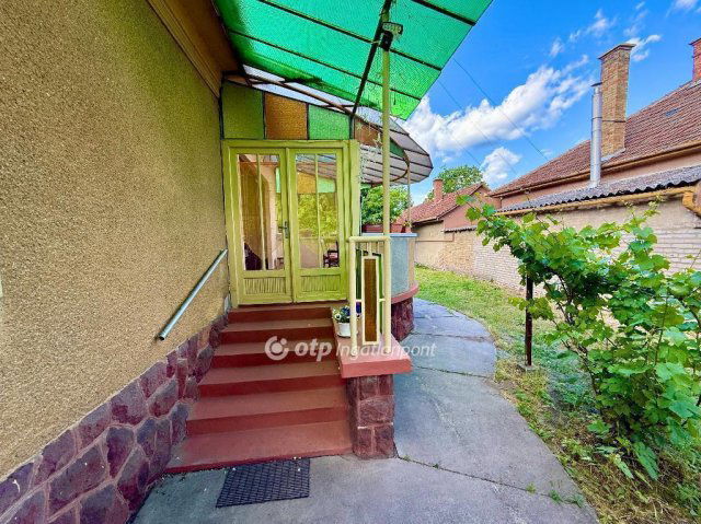 Eladó családi ház, Cegléden 59.9 M Ft, 3 szobás