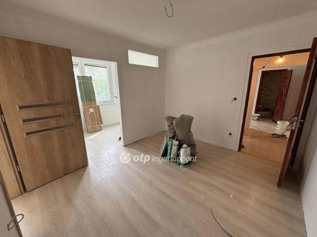 Eladó panellakás, Miskolcon 33.5 M Ft, 1+3 szobás