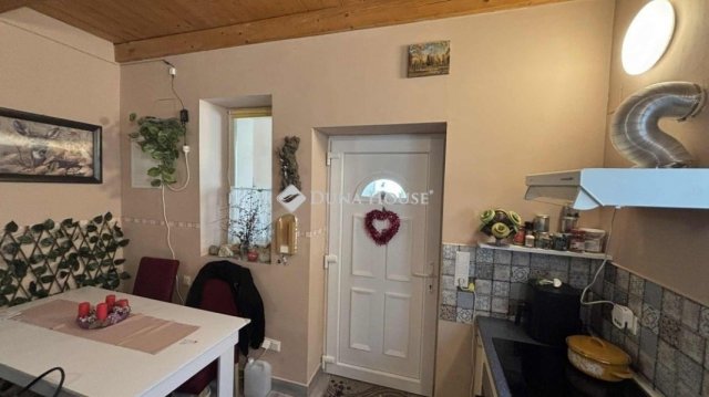 Eladó családi ház, Kesztölcön 24.9 M Ft, 1 szobás