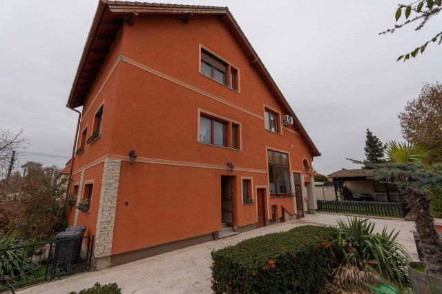 Eladó családi ház, Komáromban 105 M Ft, 7+2 szobás